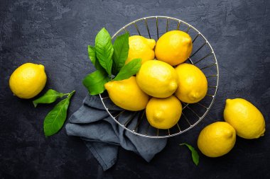 Limon, taze limon yaprakları ile