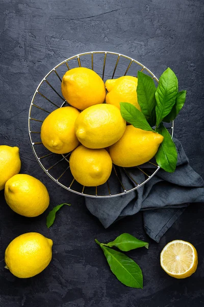 Limone, limoni freschi con foglie — Foto Stock