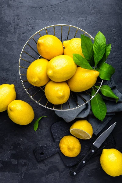 Limón, limones frescos con hojas —  Fotos de Stock