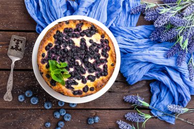 Yaban mersinli cheesecake çilek ile