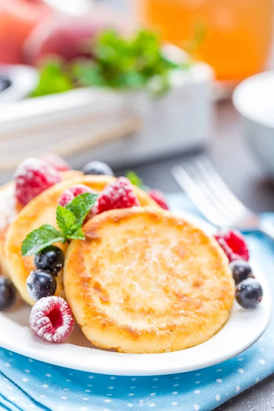 Süzme peynirli krep, şurup, çilekli krep.