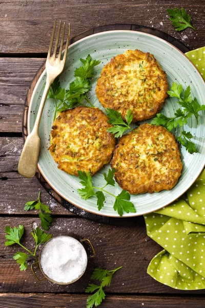 Crêpes aux courgettes aux légumes sur assiette — Photo