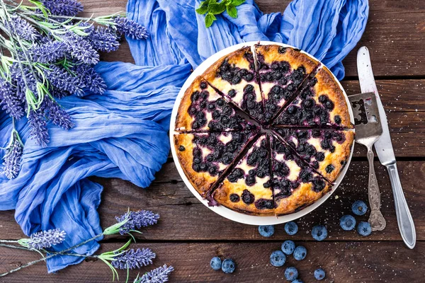 Yaban mersinli cheesecake çilek ile