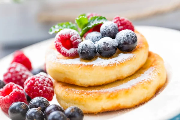 Panqueques de requesón, syrniki, buñuelos de cuajada con bayas — Foto de Stock