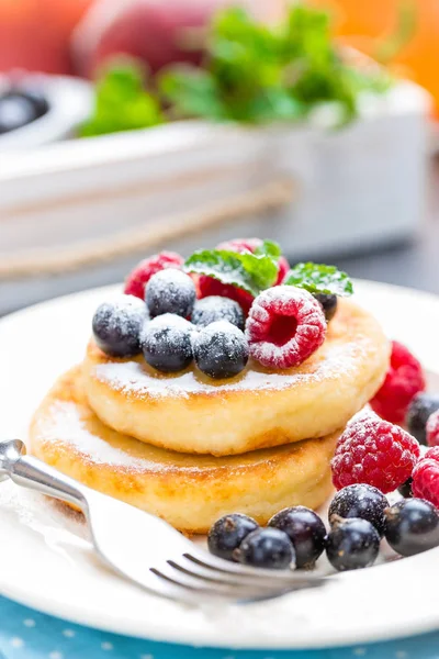 Cottage cheese pancake, syrniki, curd fritters with berry — Stok Foto