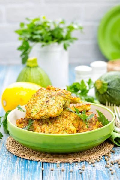 Panqueques de calabacín con verduras en el plato —  Fotos de Stock