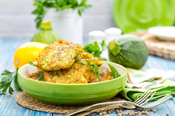 Kabak krep plaka üzerinde yeşillikleri ile