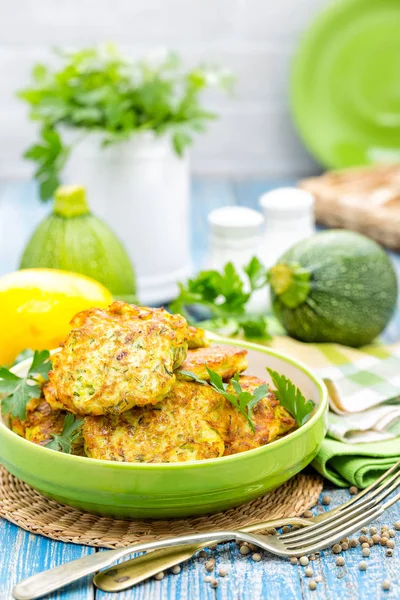 Kabak krep plaka üzerinde yeşillikleri ile