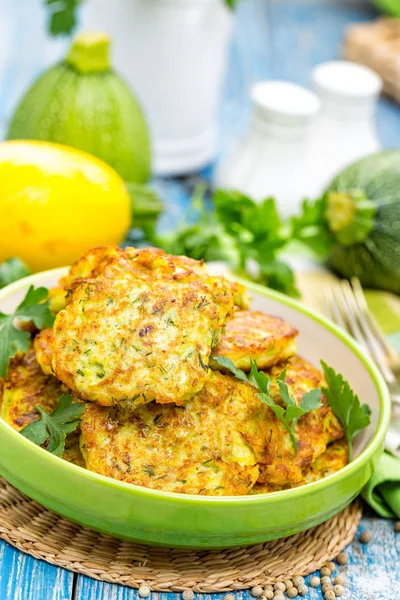 Kabak krep plaka üzerinde yeşillikleri ile