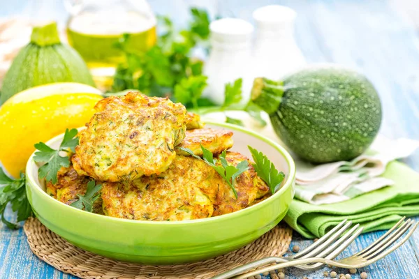 Zucchini pancake dengan sayuran di piring — Stok Foto