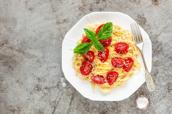 Espaguete com tomate, manjericão e queijo — Fotografia de Stock