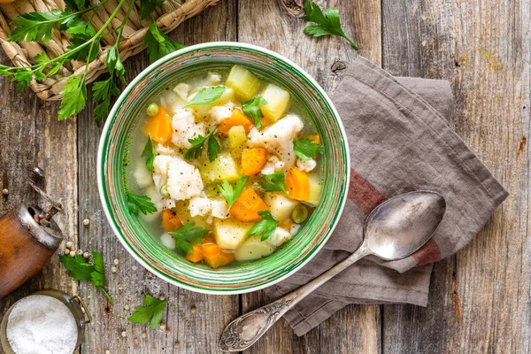 Sopa de verduras en el plato vista superior —  Fotos de Stock