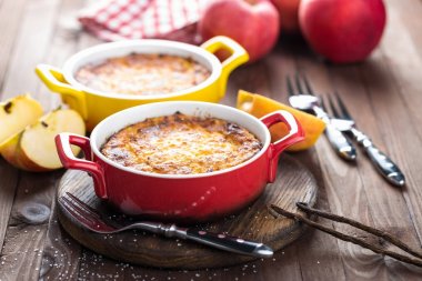 Süzme peynir güveci, tatlı kahvaltı.