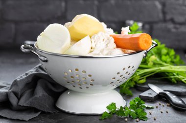 Çiğ taze soyulmuş sebze