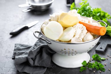 Çiğ taze soyulmuş sebze