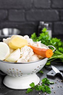 Çiğ taze soyulmuş sebze