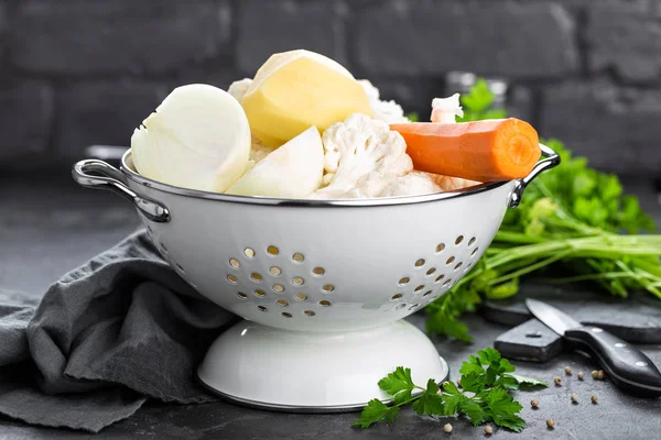 Çiğ taze soyulmuş sebze