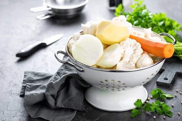 Çiğ taze soyulmuş sebze