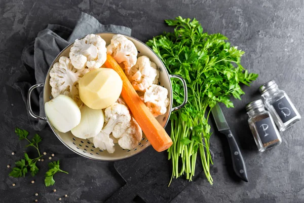 Çiğ taze soyulmuş sebze