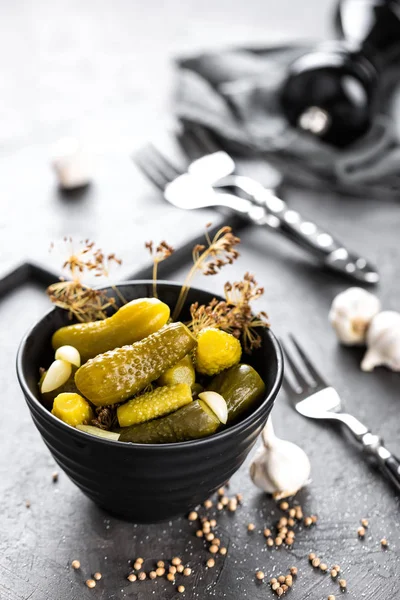 Pepinos en vinagre, pepinillos marinados, pepinillos — Foto de Stock