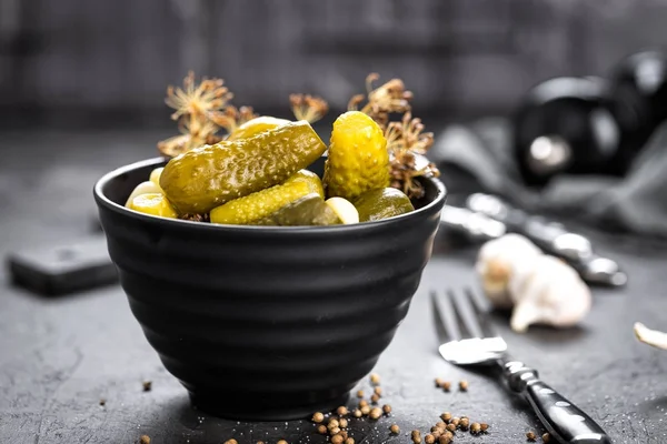 Pepinos en vinagre, pepinillos marinados, pepinillos —  Fotos de Stock