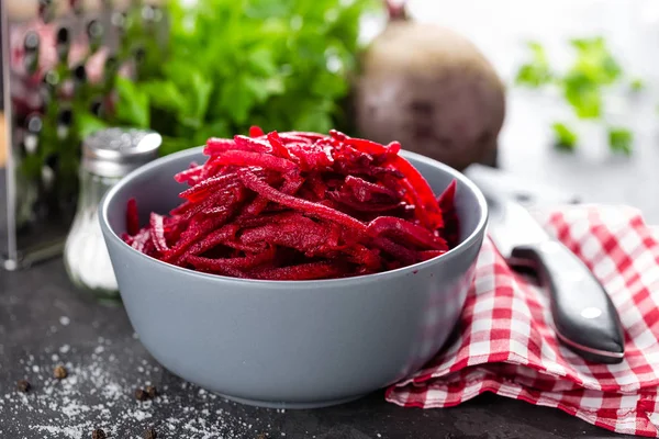 Bieten, rode biet salade in kom — Stockfoto