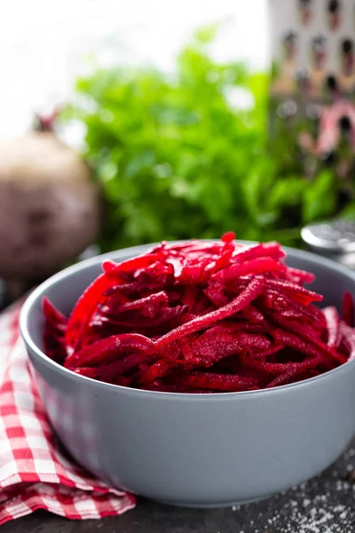 Rote-Bete-Salat in Schüssel — Stockfoto