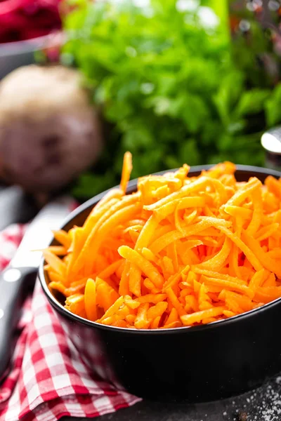 Vers geraspte wortel in kom — Stockfoto