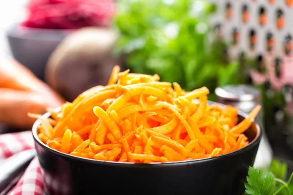 Frisch geriebene Karotten in Schüssel — Stockfoto