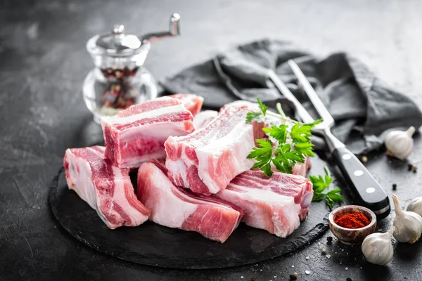 Costolette di maiale, carne cruda — Foto Stock