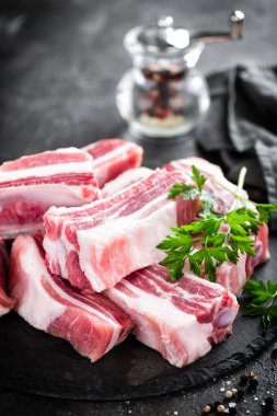 Domuz kaburga, çiğ et