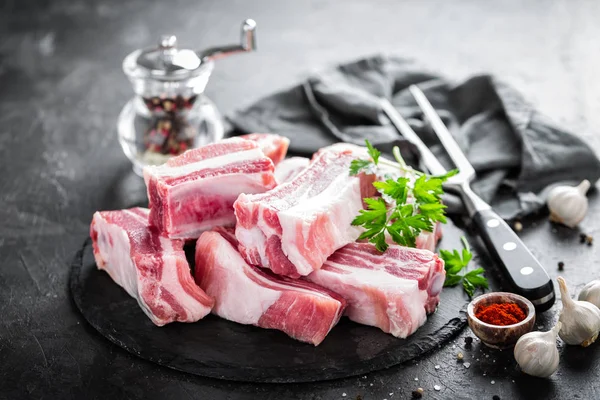 Costolette di maiale, carne cruda — Foto Stock