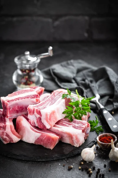 Свиные ребрышки, сырое мясо — стоковое фото