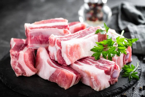 Πλευρά χοιρινού κρέατος, ωμό κρέας — Φωτογραφία Αρχείου