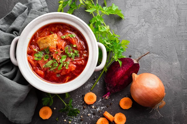 Borscht, tradicional sopa de legumes de beterraba ucraniana — Fotografia de Stock