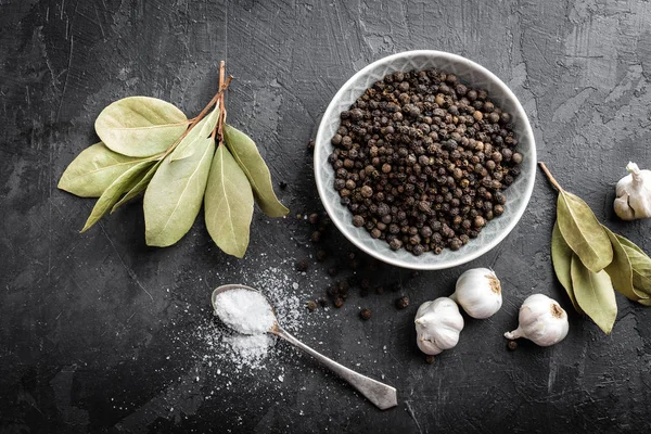 Schwarze Pfefferkörner, kulinarischer Hintergrund — Stockfoto