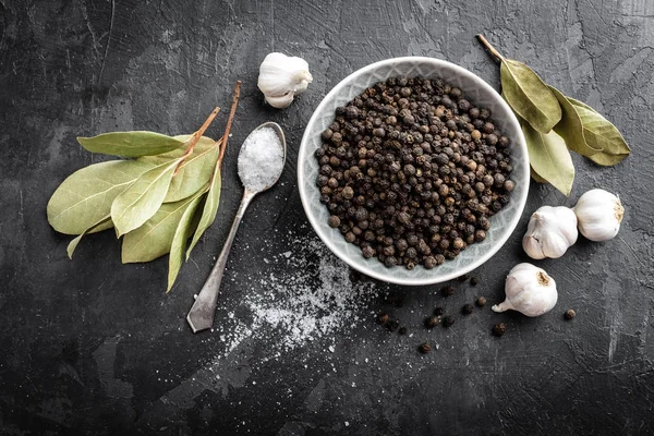 Schwarze Pfefferkörner, kulinarischer Hintergrund — Stockfoto