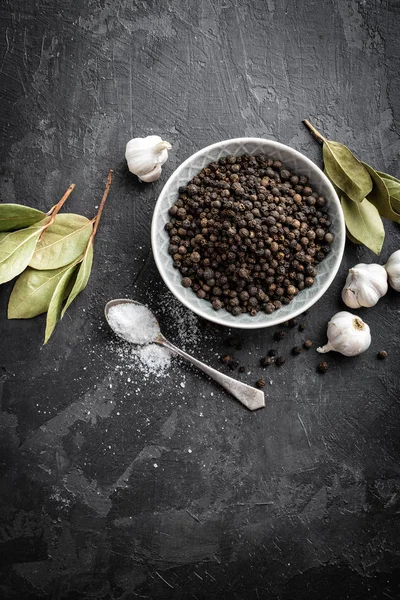 Schwarze Pfefferkörner, kulinarischer Hintergrund — Stockfoto