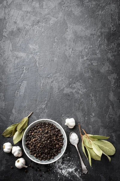 Schwarze Pfefferkörner, kulinarischer Hintergrund — Stockfoto