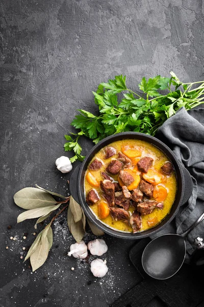 Estofado de carne, gulash en una olla de hierro fundido, vista superior —  Fotos de Stock