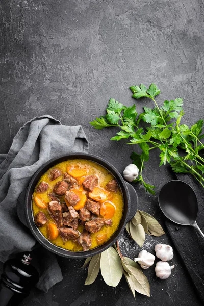 Vlees stew, goulash in een pot van gietijzer, bovenaanzicht — Stockfoto
