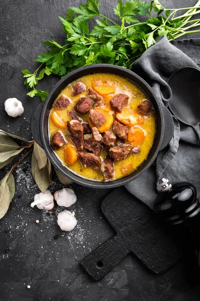 Vlees stew, goulash in een pot van gietijzer, bovenaanzicht — Stockfoto