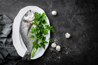 Siyah arka plan üzerine çiğ Deniz balığı