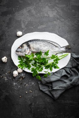 Siyah arka plan üzerine çiğ Deniz balığı