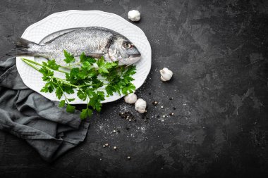 Siyah arka plan üzerine çiğ Deniz balığı