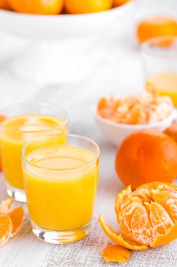 Mandalina, soyulmuş mandalina ve mandalina suyu cam. Mandarine suyu.