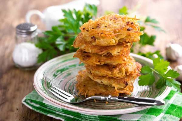 Panquecas fritas de batata no prato — Fotografia de Stock