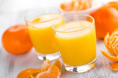 Mandalina, soyulmuş mandalina ve mandalina suyu cam. Mandarine suyu.