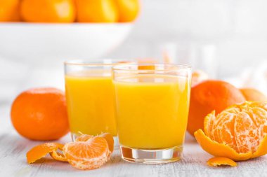 Mandalina, soyulmuş mandalina ve mandalina suyu cam. Mandarine suyu.