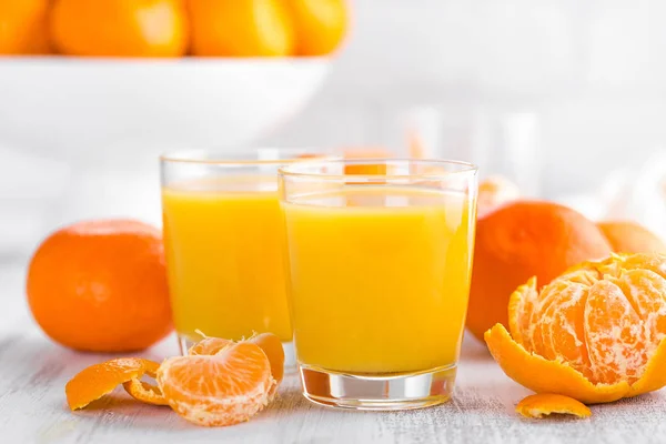 Gepelde mandarijnen tangerines en tangerine SAP in glas. Mandarijn SAP. — Stockfoto